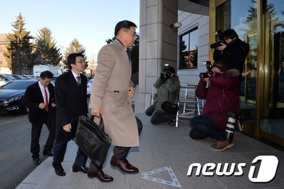 박근혜 대통령측 탄핵 심판 법률대리인단들이 탄핵소추의결서에 대한 답변서를 제출하기 위해 헌법 재판소에 들어가고 있다. /사진=뉴스1