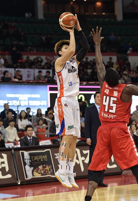 22점을 몰라치며 팀 승리를 이끈 정효근. /사진=KBL 제공