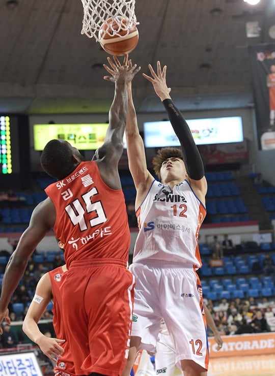 20득점 경기를 만들며 팀 승리를 이끈 정효근. /사진=KBL 제공