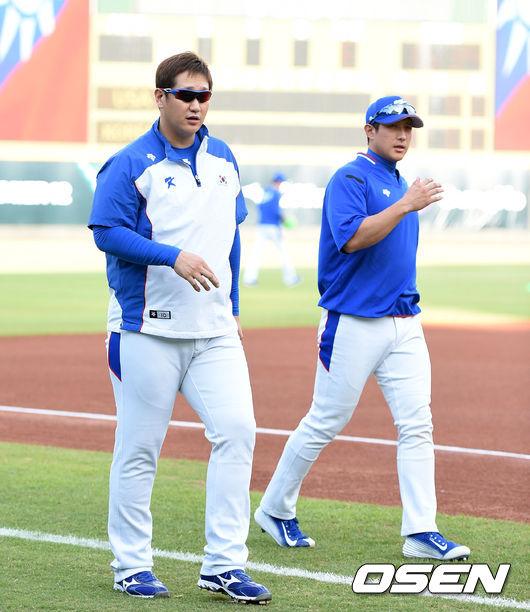 지난해 WBSC 프리미어 12 대회 당시 이대호와 황재균(오른쪽).
