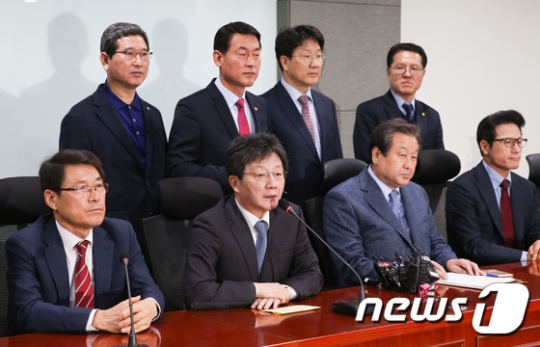 유승민 전 새누리당 원내대표가 21일 서울 여의도 국회 의원회관에서 열린 비주류 의원 긴급 모임에서 분당을 선언한 뒤 기자들의 질의에 답하고 있다. /사진=뉴스1