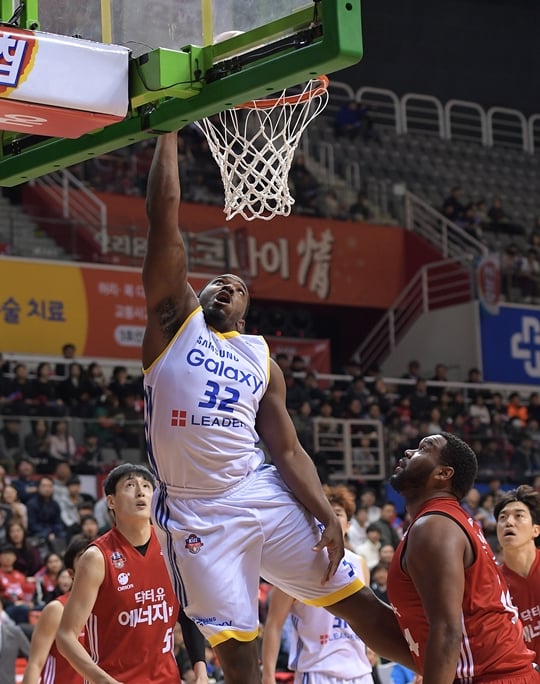 마이클 크레익이 공격을 시도하고 있다. /사진=KBL 제공