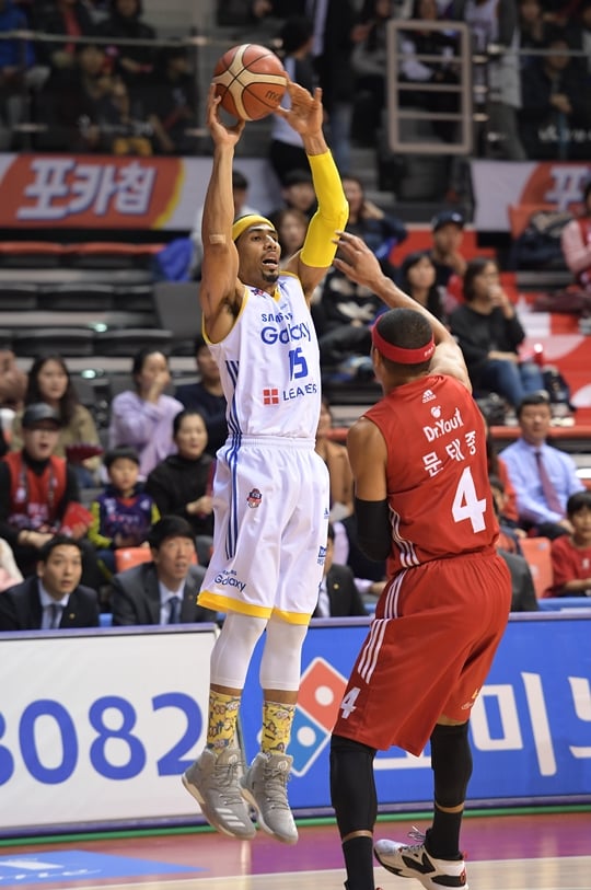 문태양(왼쪽)과 문태종. /사진=KBL 제공