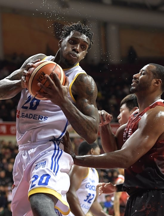 라틀리프가 리바운드를 잡았다. /사진=KBL 제공