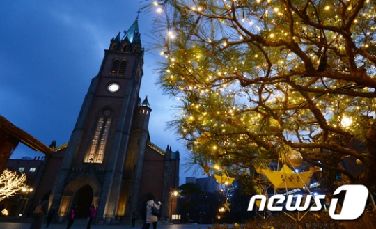 23일 서울 명동대성당 앞마당에 세월호 희생자와 미수습자를 기리는 장식이 빛을 내고 있다. 명동성당은 세월호 참사 희생자를 뜻하는 작은 별 304개와 미수습자를 상징하는 9개의 작은 노란색 종이배를 설치했다. /사진=뉴스1