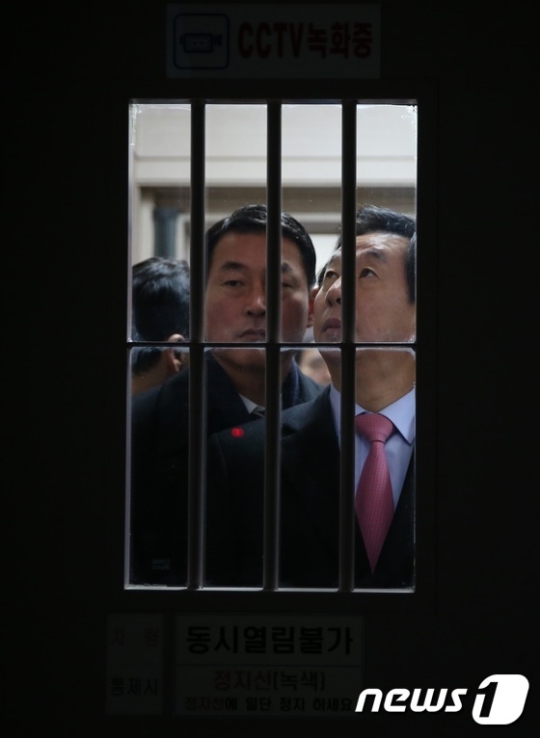 박근혜 정부의 최순실 등 민간인에 의한 국정농단 의혹사건 진상규명을 위한 국정조사특별위원회 김성태 위원장과 여야 특위 위원들이 26일 오후 경기 의왕시 서울구치소에서 열린 현장 청문회에 최순실 증인이 출석하지 않자 접견실에서 비공개 청문회를 한 뒤 나오고 있다. /사진=뉴스1