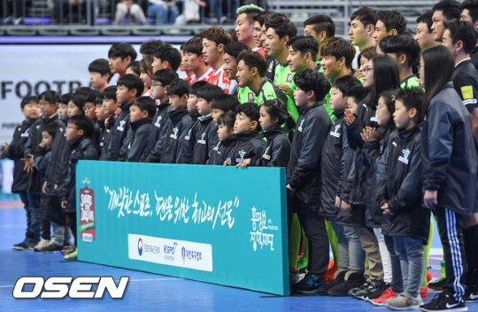 경기 전 기념 촬영