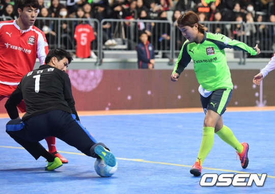 지소연(오른쪽)의 슈팅을 김진현 골키퍼가 막아내고 있다.