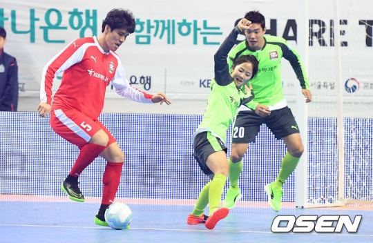 김창수와 이민아가 경합을 펼치고 있다.