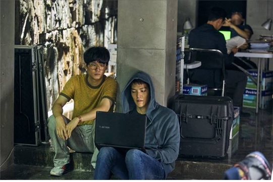 '마스터' 안경남 조현철과 박장군 김우빈 / 사진=스틸컷