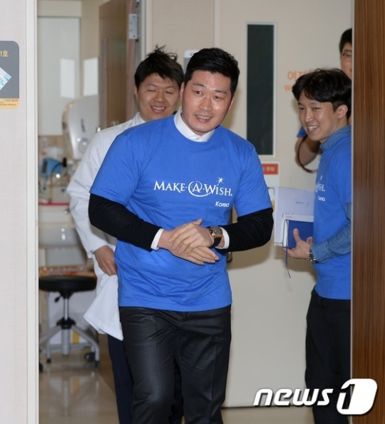 오승환(세인트루이스)이 21일 오후 서울 서대문구 연세대 세브란스병원 소아암 병동을 찾아 환우들을 응원했다. /사진=뉴스1
