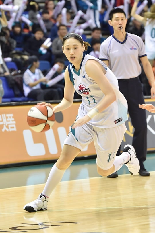 내외곽에서 활약하며 팀 승리를 이끈 강이슬. /사진=WKBL 제공