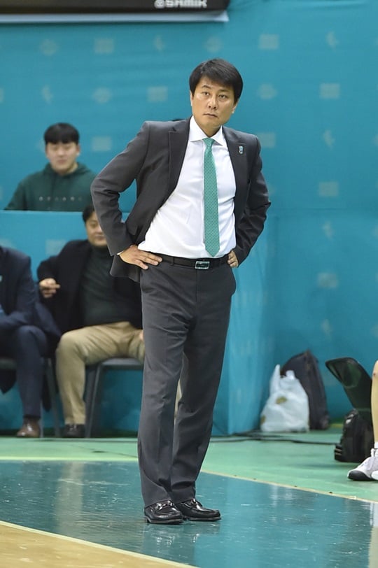 KEB하나은행 이환우 감독대행. /사진=WKBL 제공