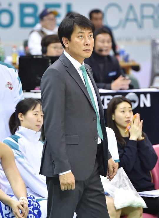 KEB하나은행 이환우 감독대행. /사진=WKBL 제공