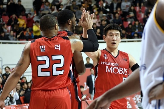 양동근(오른쪽)이 팀 동료들과 하이파이브를 하고 있다. /사진=KBL
