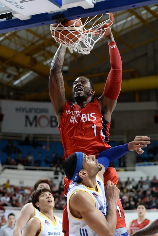 찰스 로드가 덩크슛을 터트리고 있다. /사진=KBL