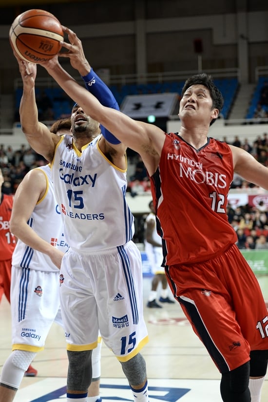 함지훈(오른쪽)이 문태영과 공 소유권 다툼을 벌이고 있다. /사진=KBL