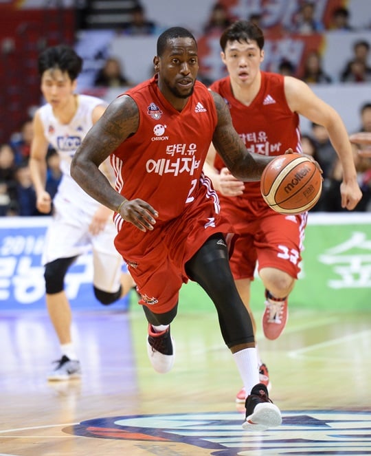 안팎에서 좋은 활약을 펼친 오데리언 바셋. /사진=KBL 제공