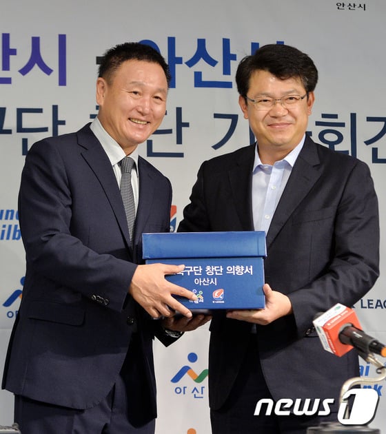 왼쪽부터 허정무 프로축구연맹 부총재, 복기왕 아산시장 /사진=뉴스1