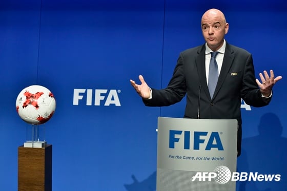 브리핑을 하고 있는 지아니 인판티노 FIFA 회장 /AFPBBNews=뉴스1