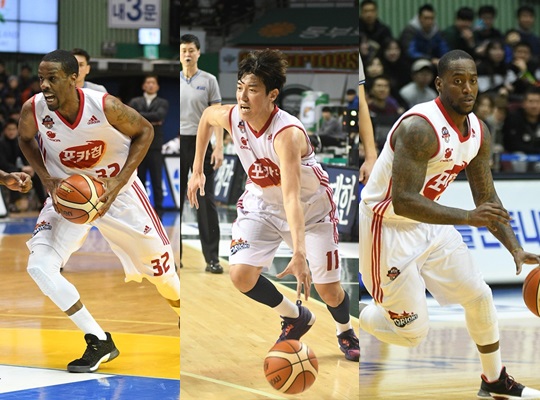 나란히 활약하며 팀에 승리를 안긴 애런 헤인즈-허일영-오데리언 바셋. /사진=KBL 제공