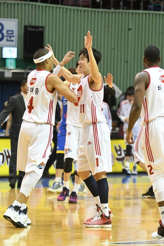 나란히 18점씩 올리며 삼성전 승리를 이끈 문태종과 허일영. /사진=KBL 제공