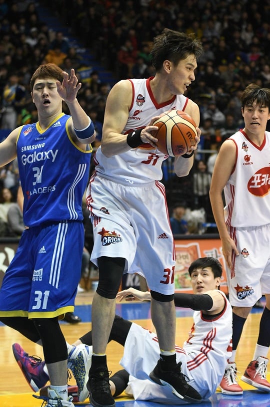 골밑을 지키며 팀 승리를 이끈 장재석. /사진=KBL 제공