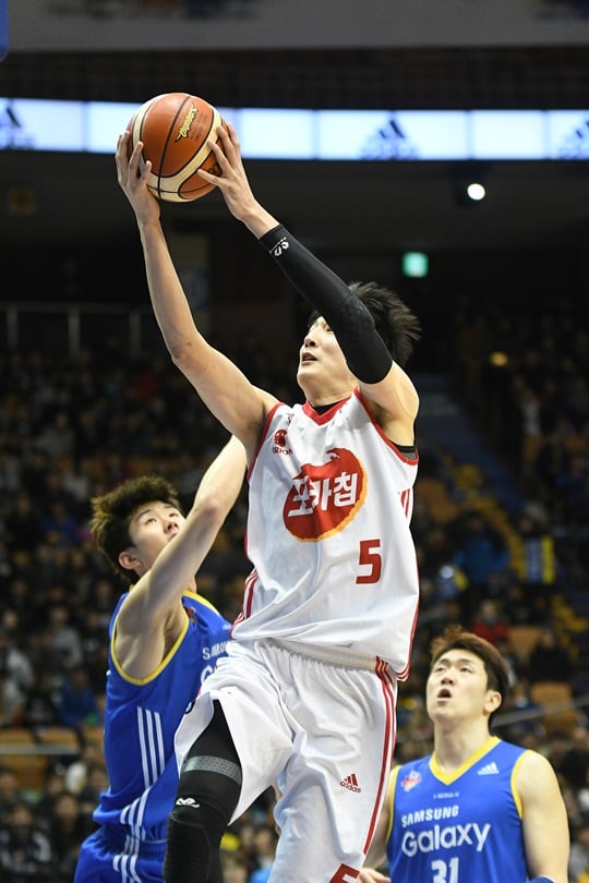 14일 삼성전에서 좋은 모습을 보이며 팀 승리를 이끈 최진수. /사진=KBL 제공