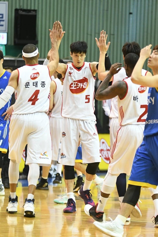 14일 삼성전에서 동료들과 하이파이브를 나누는 최진수. /사진=KBL 제공
