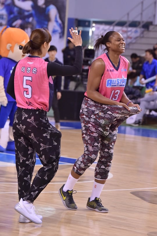 바지로 공받기에 나선 이경은과 크리스마스. /사진=WKBL 제공