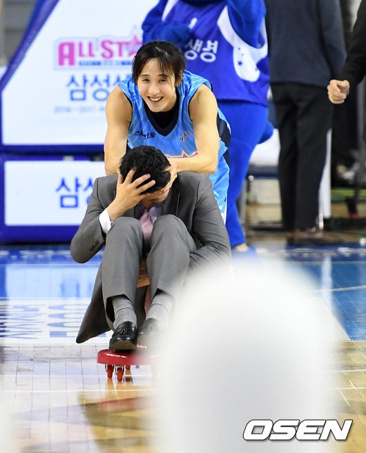 '감독을 굴려라'에서 신기성 감독의 머리를 잡고 밀고 있는 김단비.
