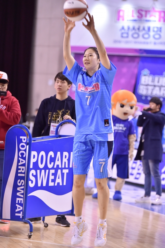 올스타전 MVP에 선정된 강아정. /사진=WKBL 제공