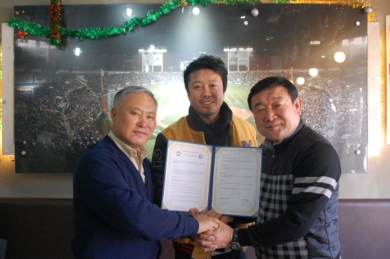 왼쪽부터 김인식 연천미라클 감독, 최익성 저니맨스포츠 대표, 진동한 저니맨외인구단 감독 /사진=저니맨스포츠 제공
