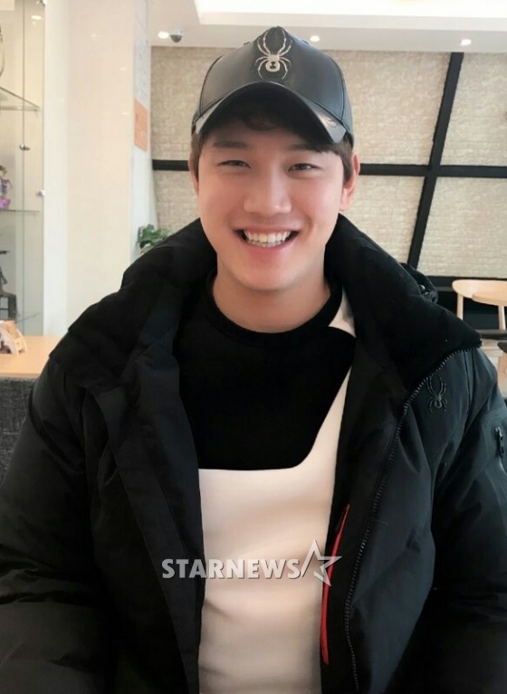 인터뷰에 임하고 있는 서진용이 환하게 웃고 있다.  /사진=박수진 기자