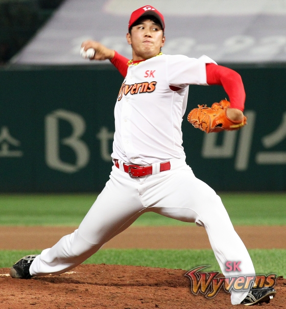 투구하는 서진용 /사진=SK 와이번스 제공