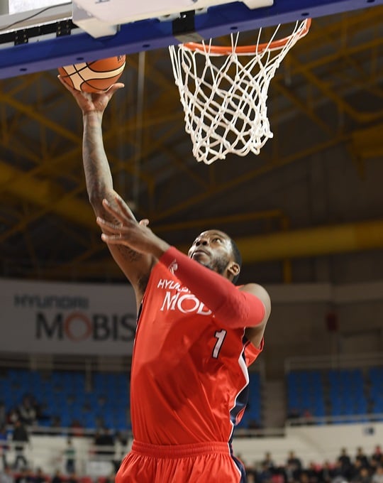 골밑에서 맹활약하며 팀을 이끈 찰스 로드. /사진=KBL 제공
