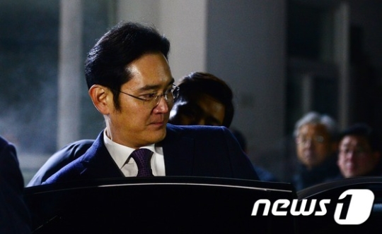 구속영장이 기각된 이재용 삼성전자 부회장이 19일 오전 대기하고 있던 경기 의왕시 서울구치소에서 나왔다./사진=뉴스1