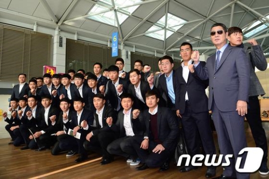지난해 한화 선수단이 1차 스프링캠프 출발에 앞서 단체 사진을 찍고 있다. /사진=뉴스1