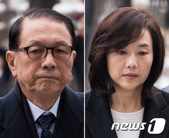 김기춘 전 대통령 비서실장(왼쪽)과 조윤선 문화체육관광부 장관이 20일 서울 서초동 서울중앙지법에서 열린 구속 전 피의자 심문(영장실질심사)에 각각 출석하고 있다. /사진=뉴스1