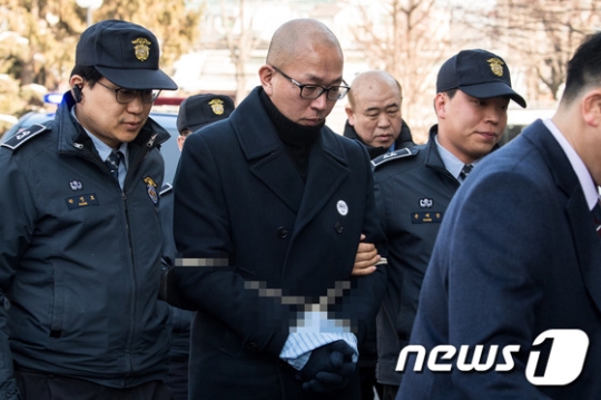 차은택 전 창조경제추진단장이 23일 오후 서울 종로구 헌법재판소에서 열린 '박근혜 대통령 탄핵심판 8차 변론기일'에 증인으로 출석하고 있다./사진=뉴스1