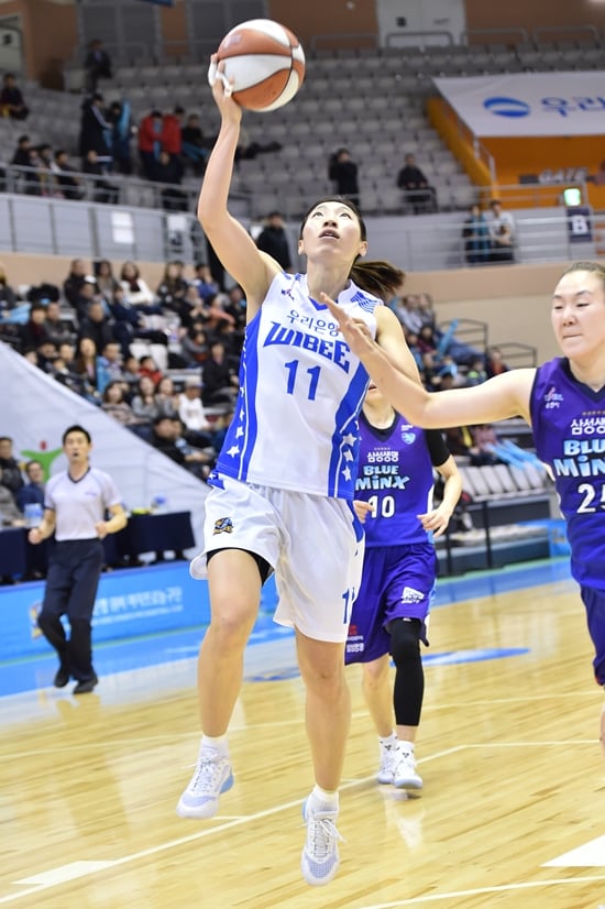 임영희가 공격을 시도하고 있다. /사진=WKBL