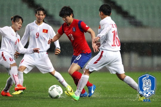 한국 여자 축구의 에이스 지소연(가운데). /사진=대한축구협회 제공