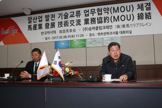 한국마사회 김태융 말산업본부장(오른쪽)과 일본 승마클럽 크레인의 요시다카 기술지도 이사가 기술교류 업무협약을 체결하고 있다./사진=한국마사회 제공