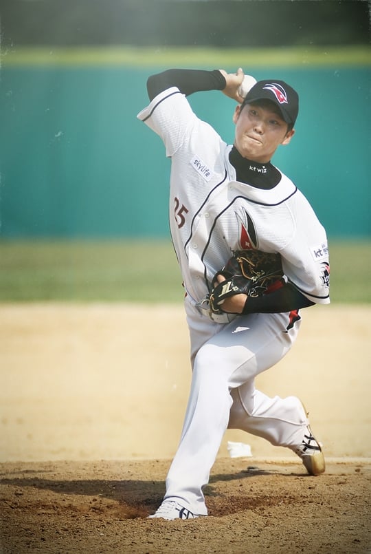 김건국과 가득염 코치./사진=kt 위즈 제공