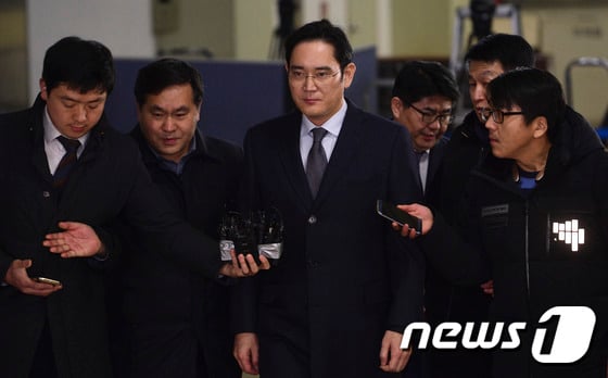 귀가하는 이재용 삼성전자 부회장(가운데) /사진=뉴스1
