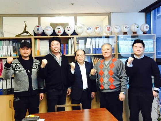 왼쪽부터 파주챌린저스 김기철 대표, 저니맨 외인구단 최익성 대표, 김선웅 선수협 사무총장, 김인식 연천미라클 대표, 이정기 연천미라클 매니저. /사진=저니맨스포츠 제공