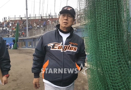 16일 경기 후 김성근 감독이 한화 선수단을 쳐다보고 있다. /사진=김우종 기자