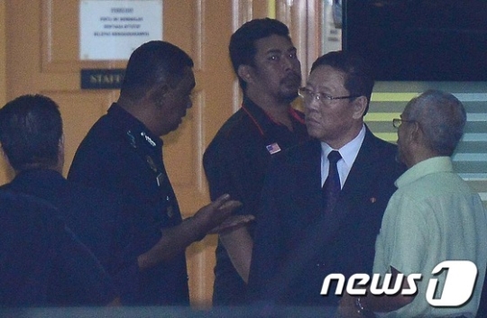 김정남에 대한 부검 참관을 마친 강철 주 말레이시아 북한 대사가 현지 경찰과 이야기를 나누고 있다./사진=뉴스1