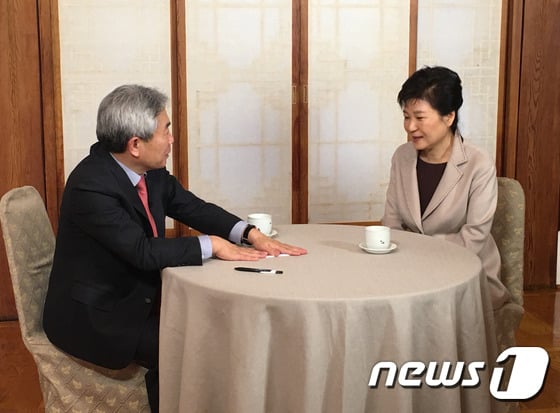 박근혜 대통령이 청와대 상춘재에서 '정규재tv' 운영자인 정규재 한국경제신문 주필과 단독 인터뷰를 하고 있다.(정규재tv 제공 )/사진= 뉴스1