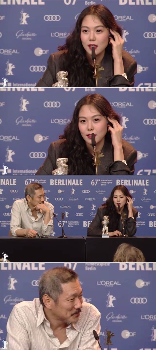 사진=베를린영화제 여우주연상 수상 기자회견에 나선 김민희, 홍상수 감독 캡처
